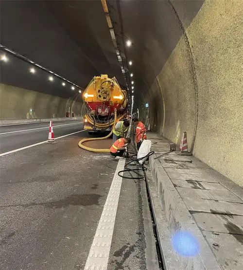 巴里坤隧道排水渠清淤